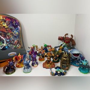 Skylanders Activision lot of 17 Figurines and small backpack